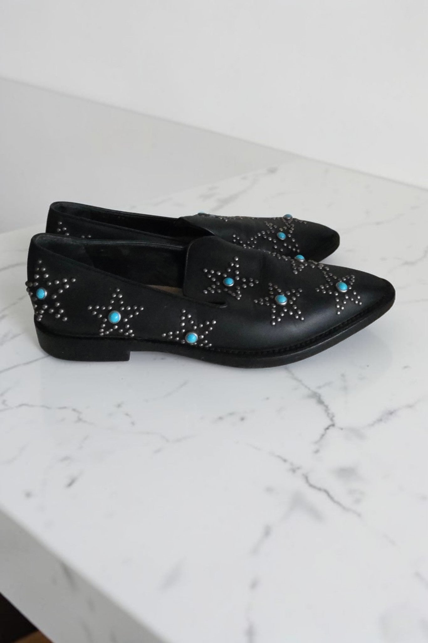 Valentino Garavani pointed beatle star studded leren instappers schoenen loafers zwart 37 tweedehands dames designer