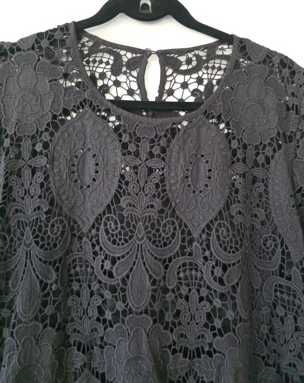 Valerie Khalfon kort kanten jurkje pre-loved zwart 38 M