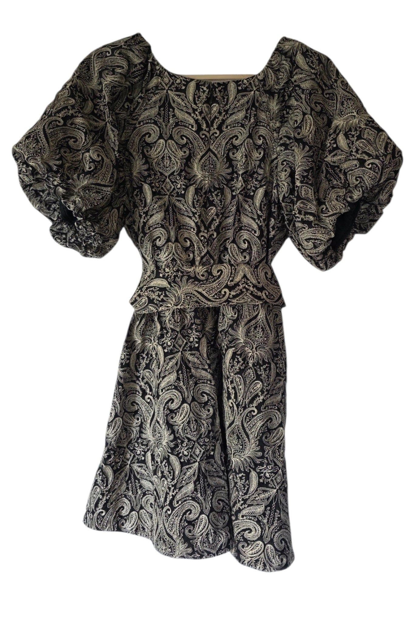 Scarlett Poppies korte barok jurk resortwear pofmouwen zwart beige S 36 tweedehands dames designer