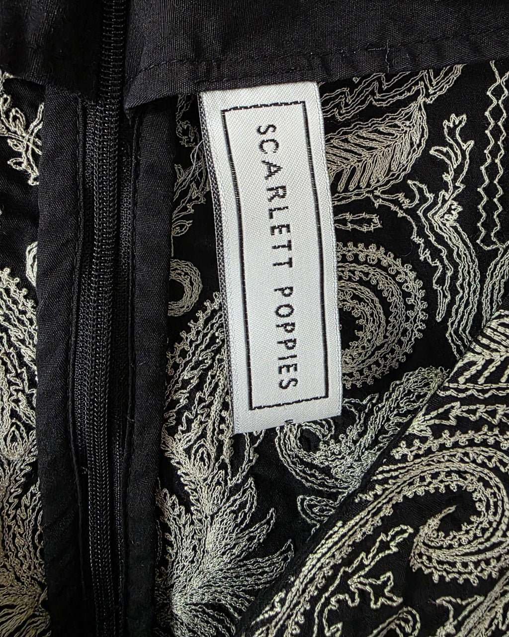 Scarlett Poppies korte barok jurk resortwear pofmouwen zwart beige S 36 tweedehands dames designer