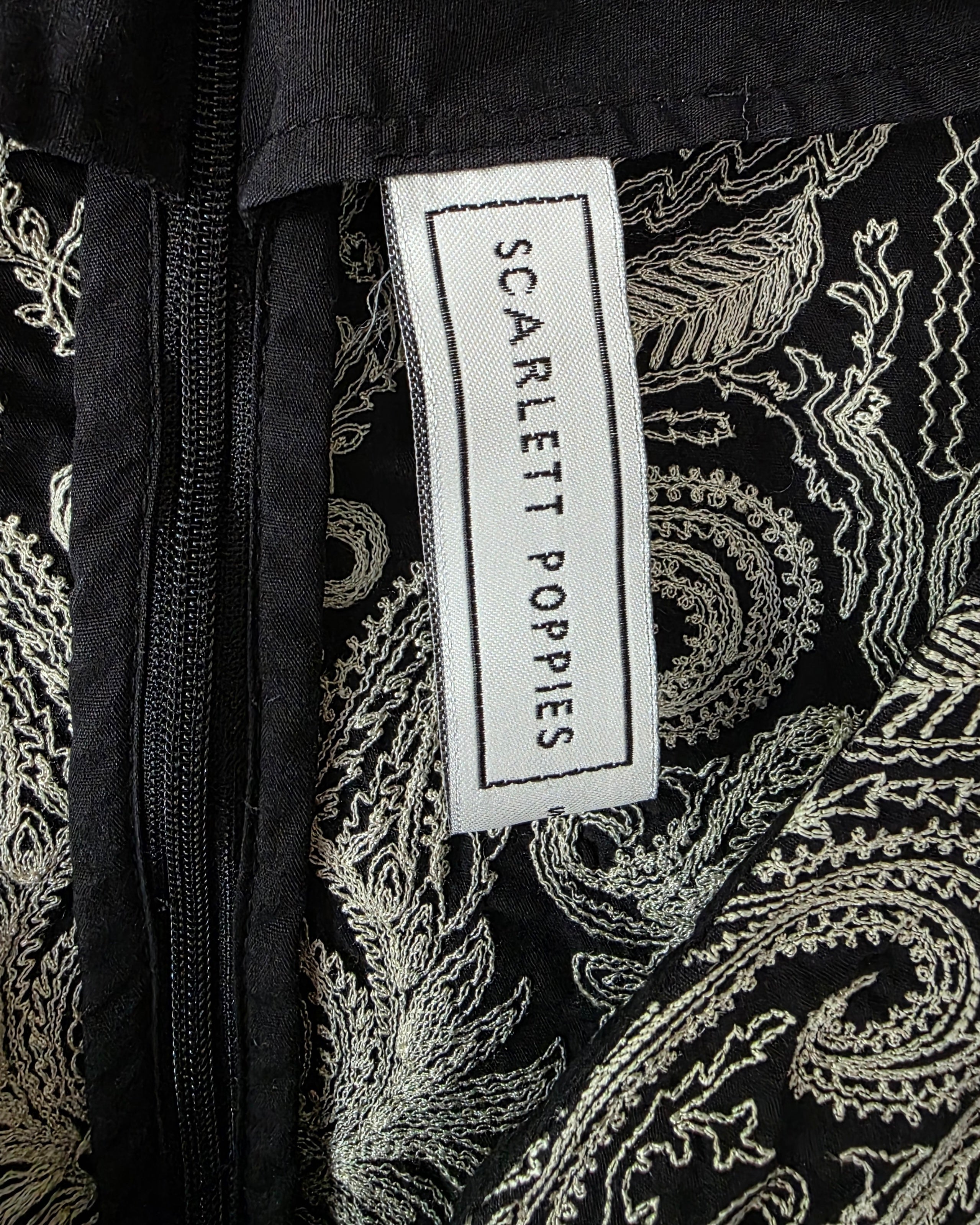 Scarlett Poppies korte barok jurk resortwear pofmouwen zwart beige S 36 tweedehands dames designer