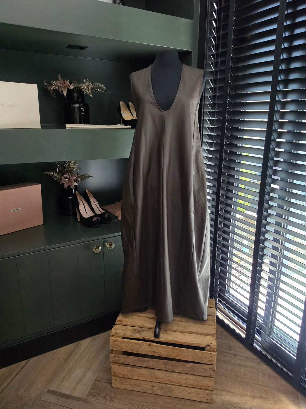 Source Unknow v hals maxi jurk nep leer S 36 oversized mouwloos bruin tweedehands designer dames