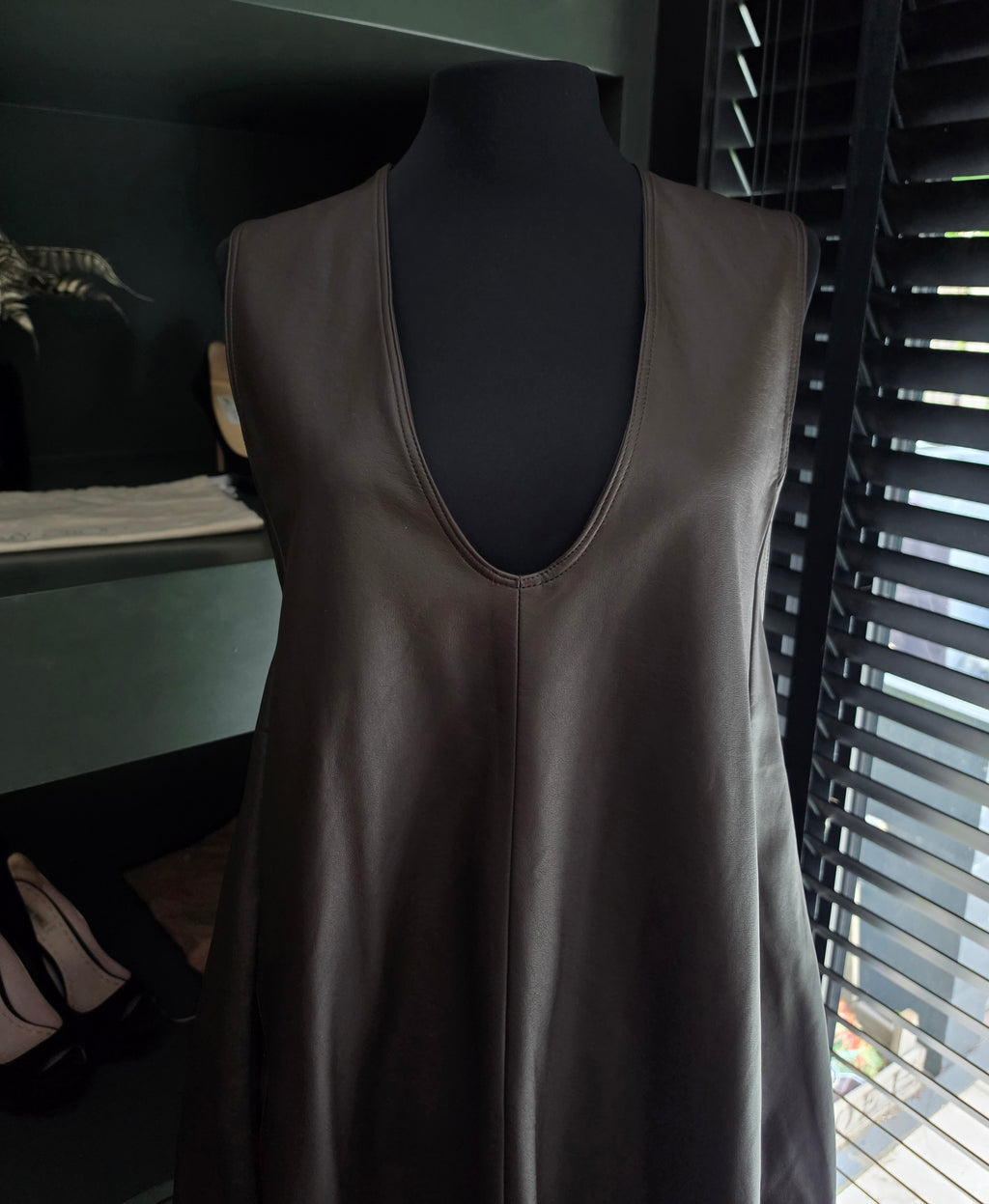Source Unknow v hals maxi jurk nep leer S 36 oversized mouwloos bruin tweedehands designer dames