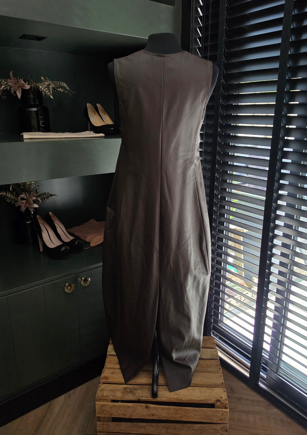 Source Unknow v hals maxi jurk nep leer S 36 oversized mouwloos bruin tweedehands designer dames