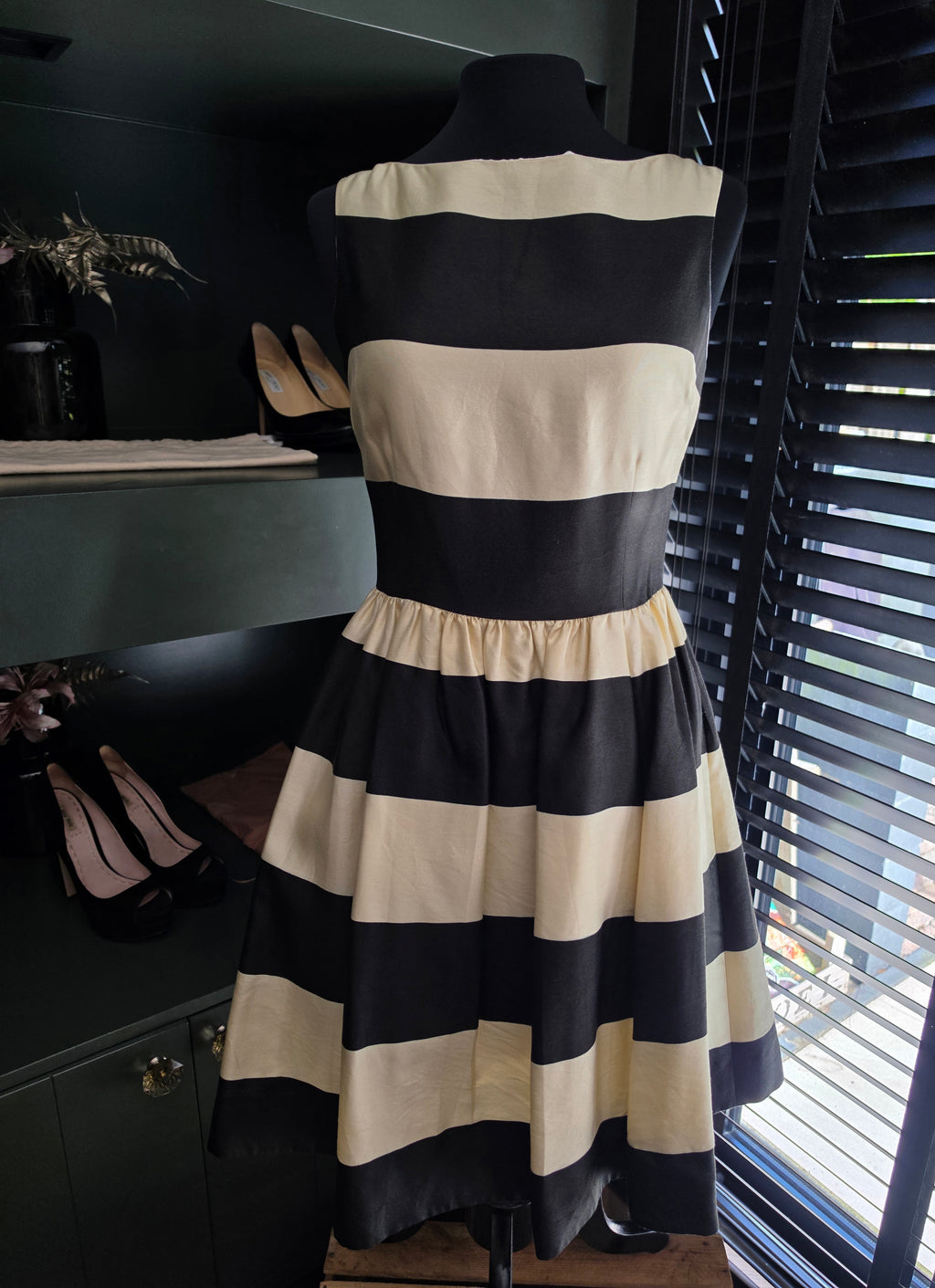 Kate Spade satijnlook mouwloze jurk crème zwart us4 S 36 tweedehands dames designer