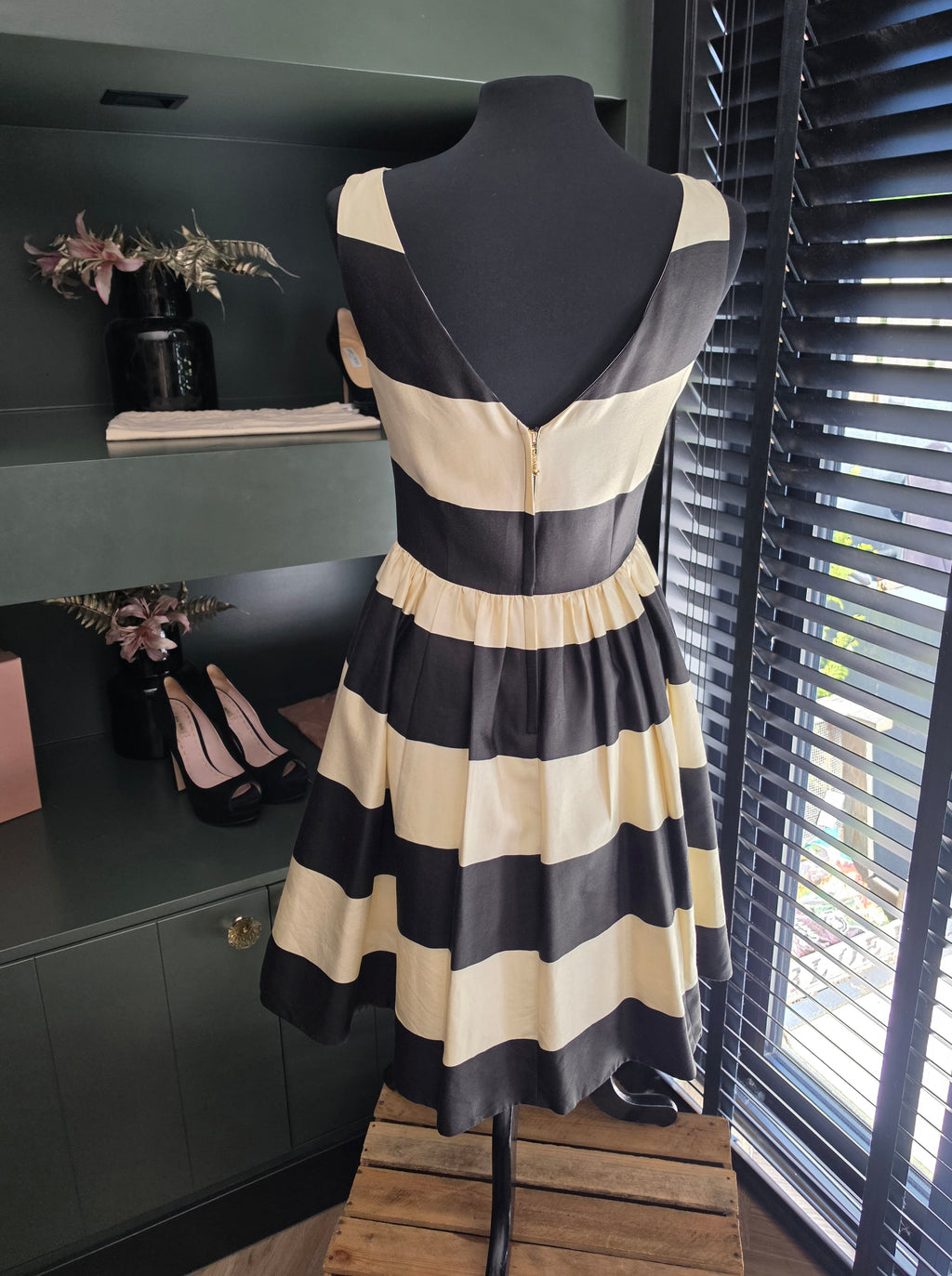 Kate Spade satijnlook mouwloze jurk crème zwart us4 S 36 tweedehands dames designer