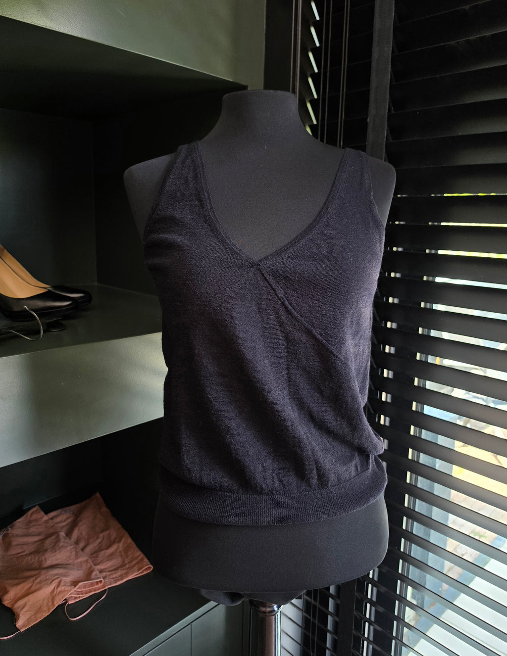 Dries van Noten mouwloze knit top v hals zwart wol 38 M tweedehands dames designer