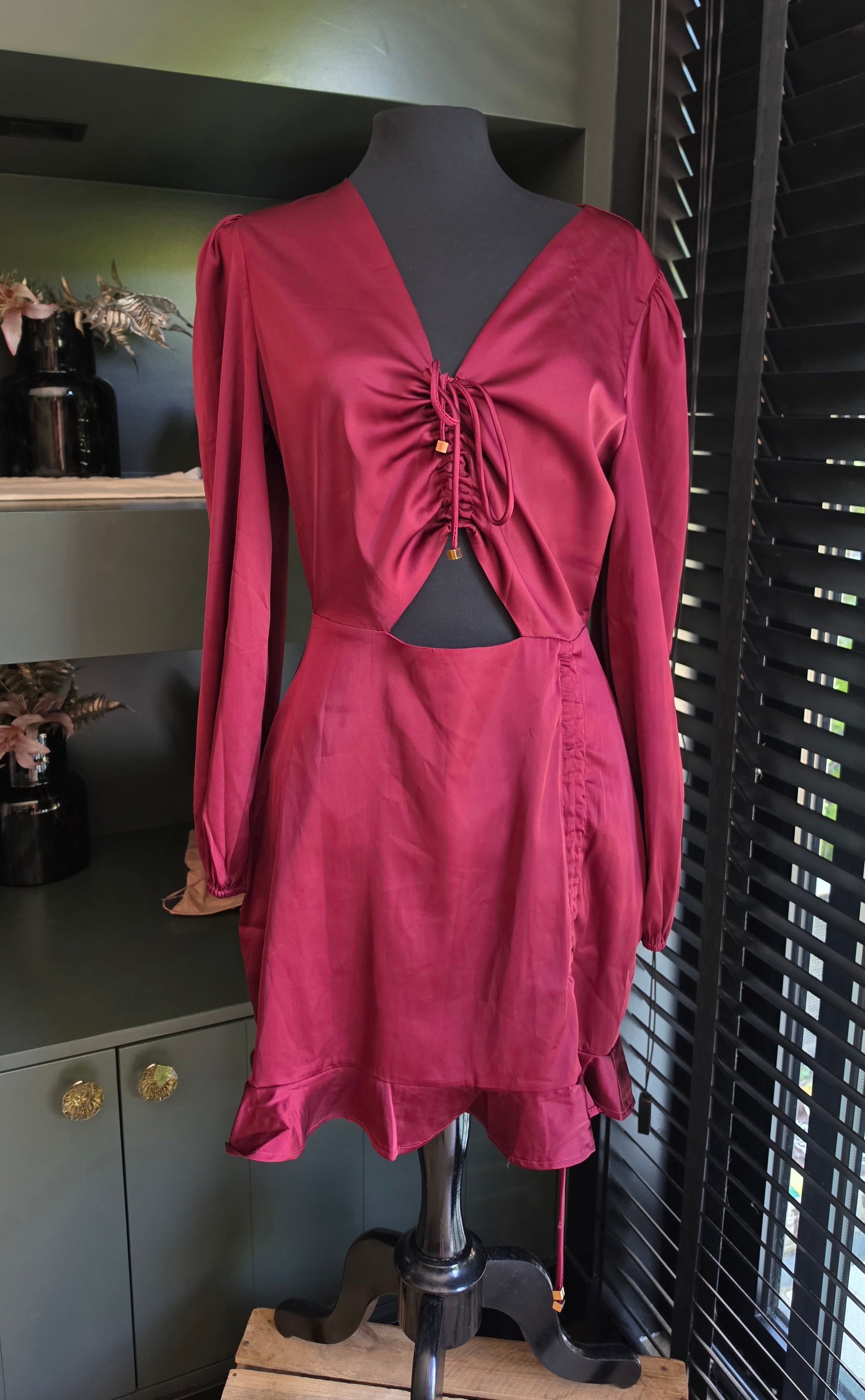Runaway the label Cut out jurk rood M tweedehands dames