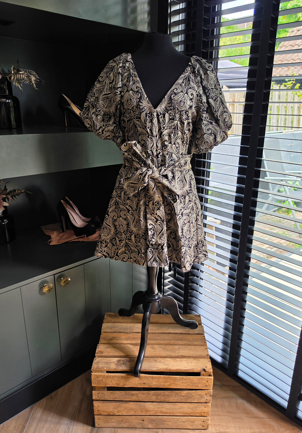 Scarlett Poppies korte barok jurk resortwear pofmouwen zwart beige S 36 tweedehands dames designer