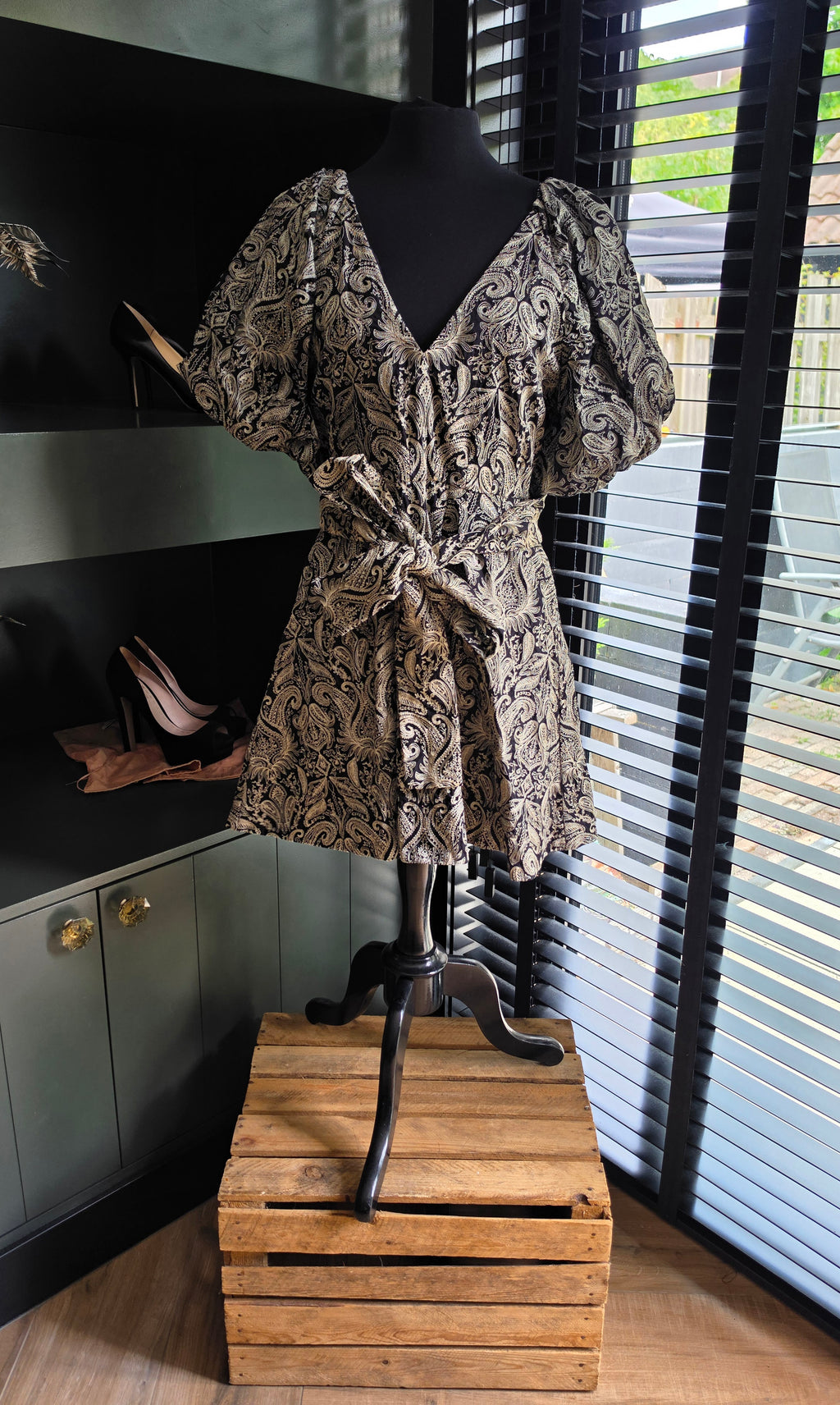 Scarlett Poppies korte barok jurk resortwear pofmouwen zwart beige S 36 tweedehands dames designer