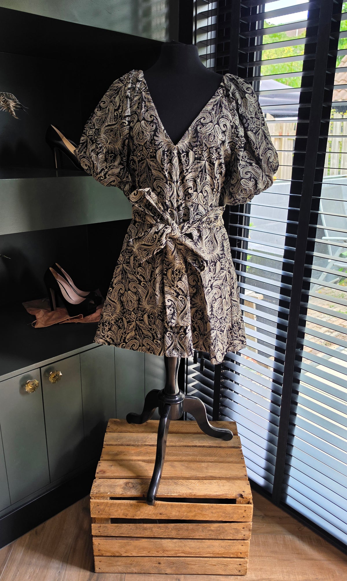 Scarlett Poppies korte barok jurk resortwear pofmouwen zwart beige S 36 tweedehands dames designer