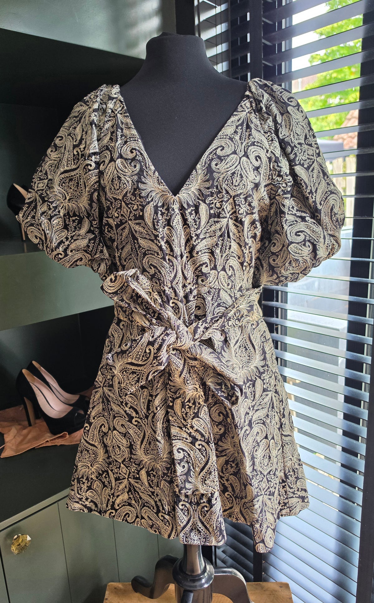 Scarlett Poppies korte barok jurk resortwear pofmouwen zwart beige S 36 tweedehands dames designer