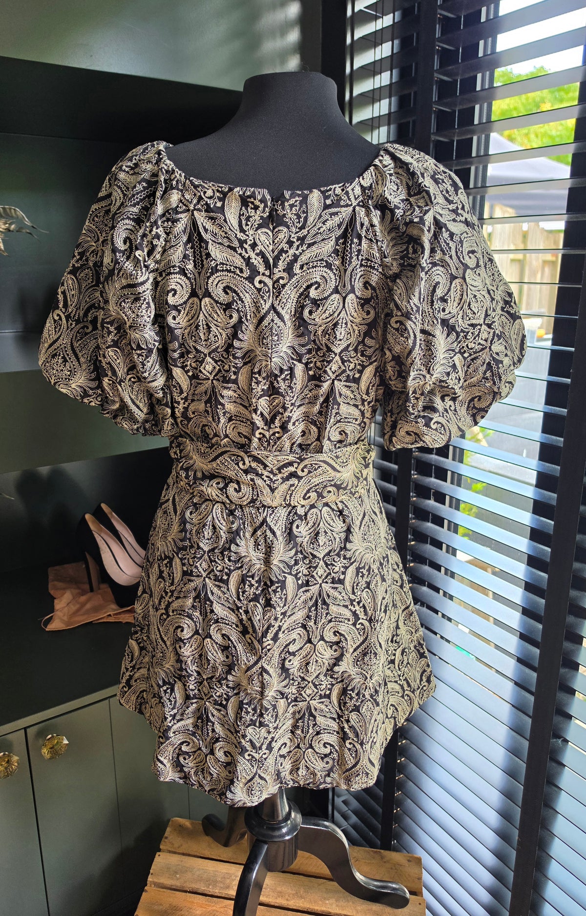 Scarlett Poppies korte barok jurk resortwear pofmouwen zwart beige S 36 tweedehands dames designer