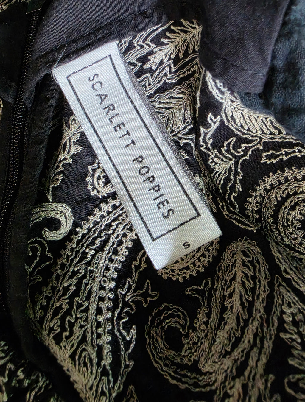 Scarlett Poppies korte barok jurk resortwear pofmouwen zwart beige S 36 tweedehands dames designer