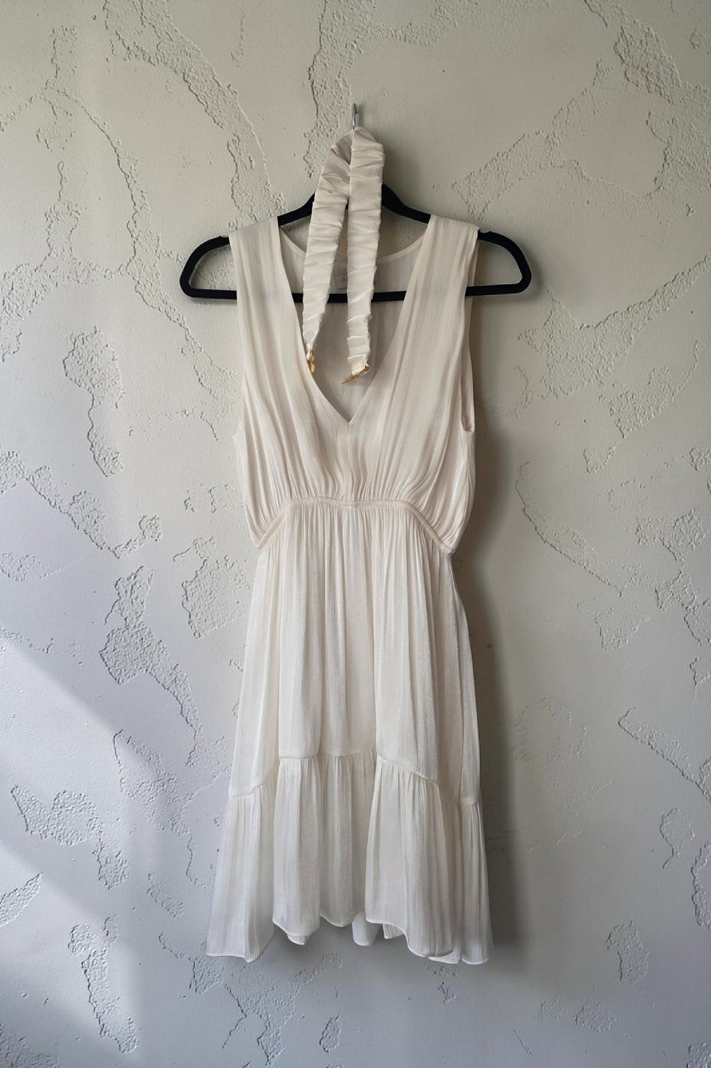 Apoella resortwear mouwloos crêpe plissé mini jurkje met v hals wit m/l 38 40 tweedehands dames designer