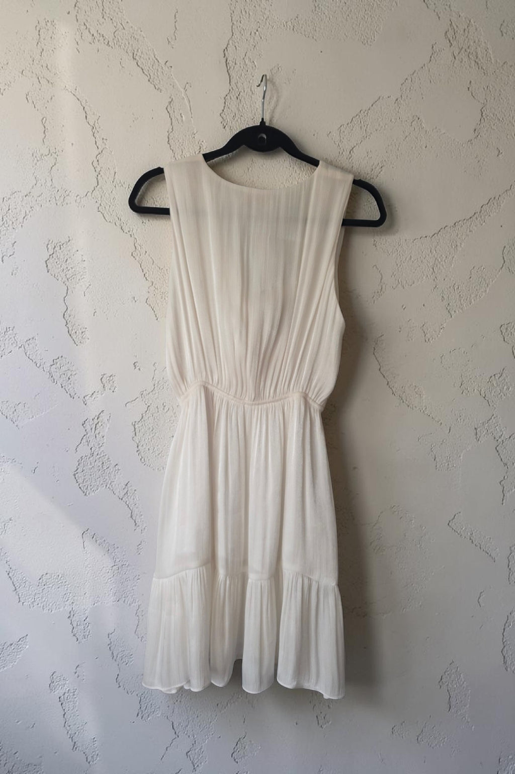 Apoella resortwear mouwloos crêpe plissé mini jurkje met v hals wit m/l 38 40 tweedehands dames designer